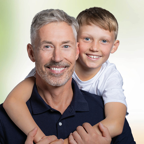 Vater und Sohn mit trockener, entzündlicher zu Neurodermitis neigender Haut