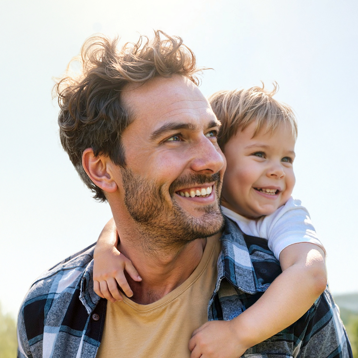 Sonnige Szene, Vater trägt seinen Sohn auf den Schultern