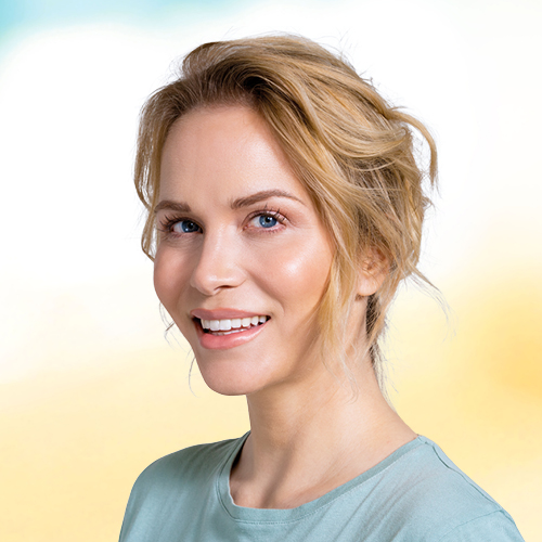 Lächelnde, blonde Frau vor gelb-blauem Hintergrund