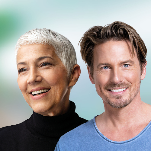 Frau und Mann lächeln.