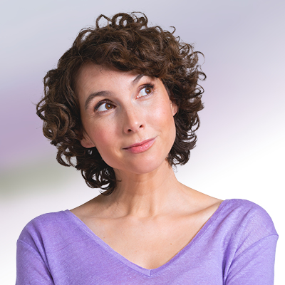 Dunkelhaarige Frau in den Wechseljahren