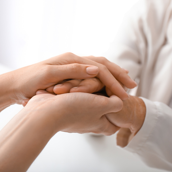 Hände, die sich bestärkend halten