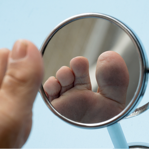 Fuß in Spiegel
