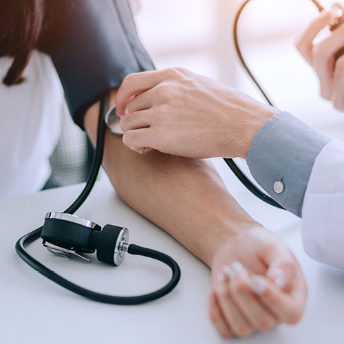 Person misst den Blutdruck