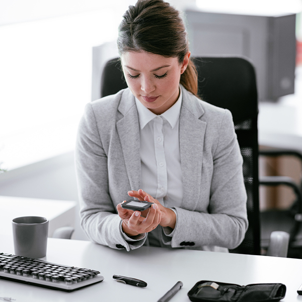 Frau misst ihren Blutzuckerspiegel