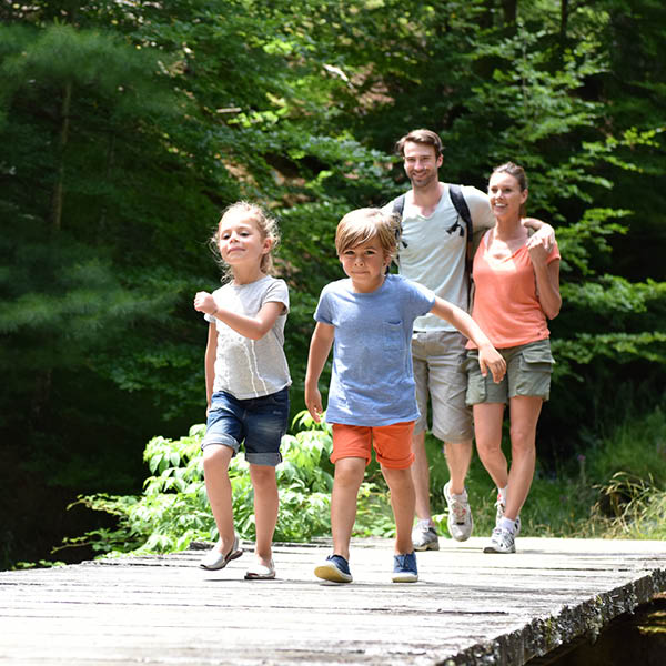 Eine Familie läuft einen Steg hinunter.