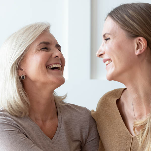 Mutter und Tochter gemeinsam lachend.