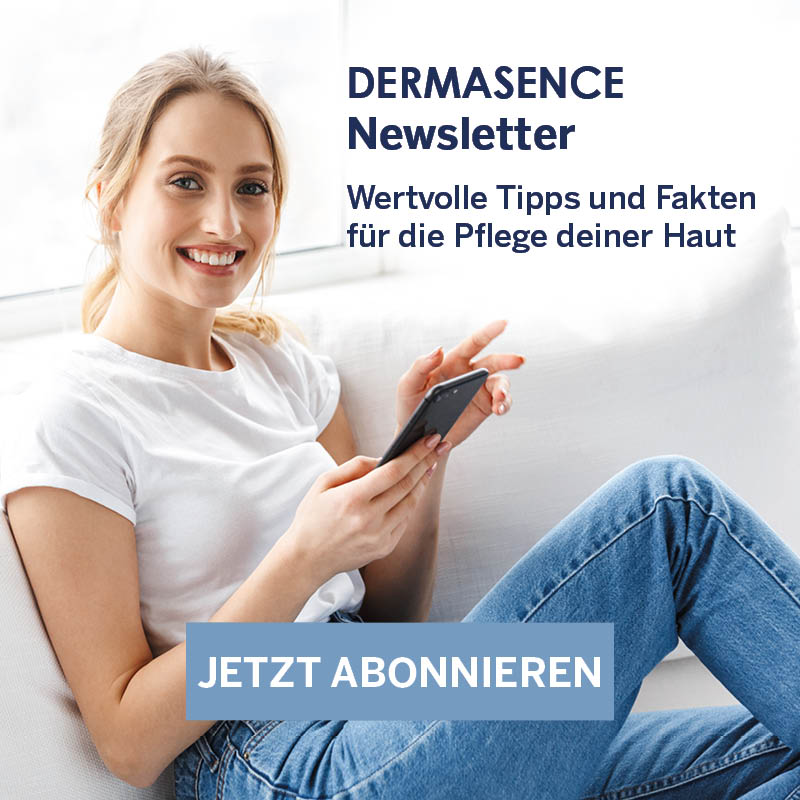 Frau mit Smartphone in der Hand. Text: DERMASENCE Newsletter – Jetzt abonnieren