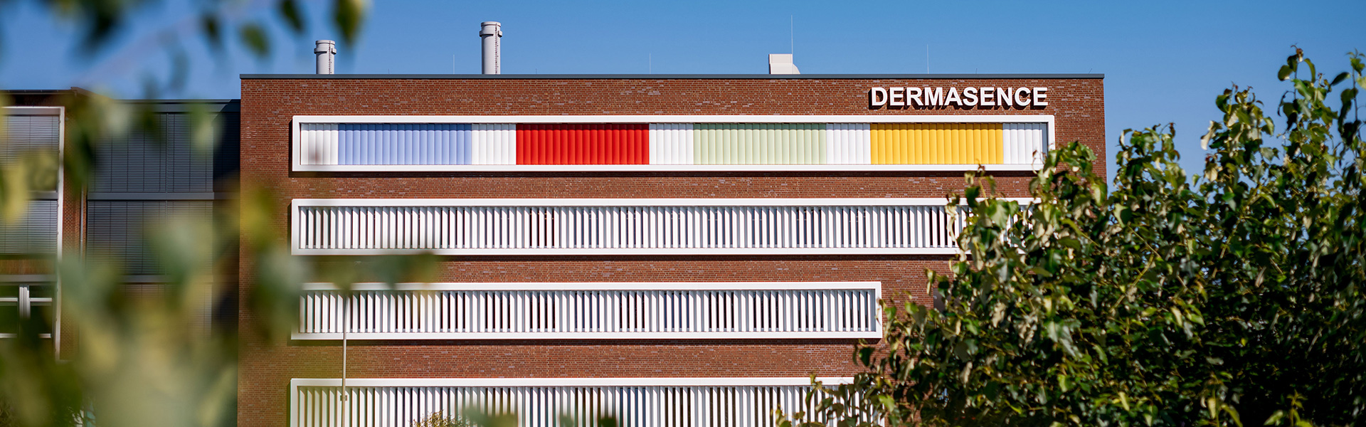 DERMASENCE Bürogebäude – Außenansicht