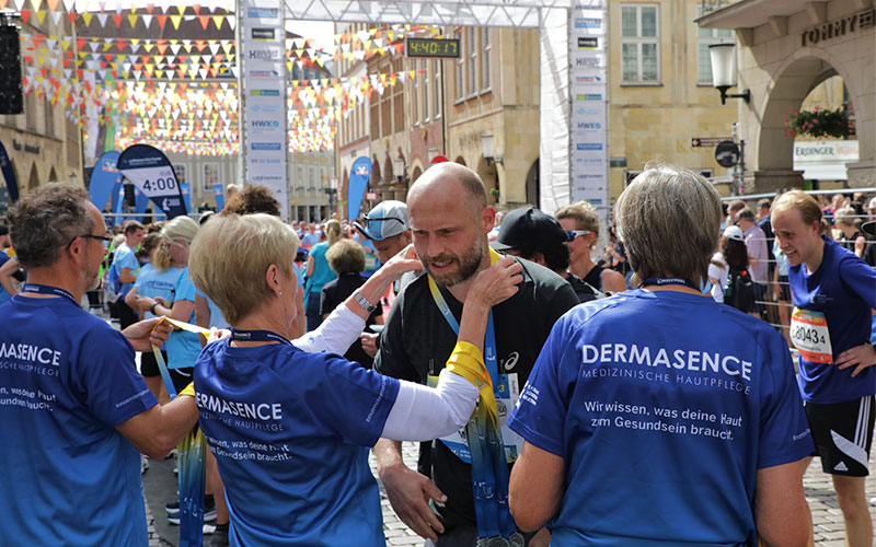 Helfende in DERMASENCE-T-Shirts beim Münster Marathon; (C) Jörg Riemenschneider