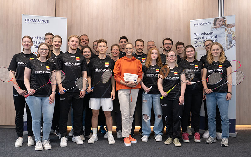 SC Münster 08 bei der Trikotübergabe mit Gudrun Hams-Weinecke