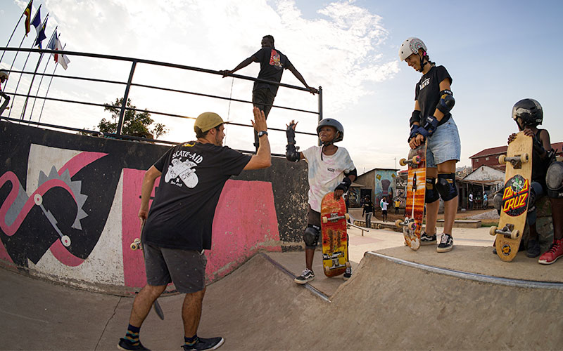 Kinder und Ehrenamtliche im Skatepark. © skate aid
