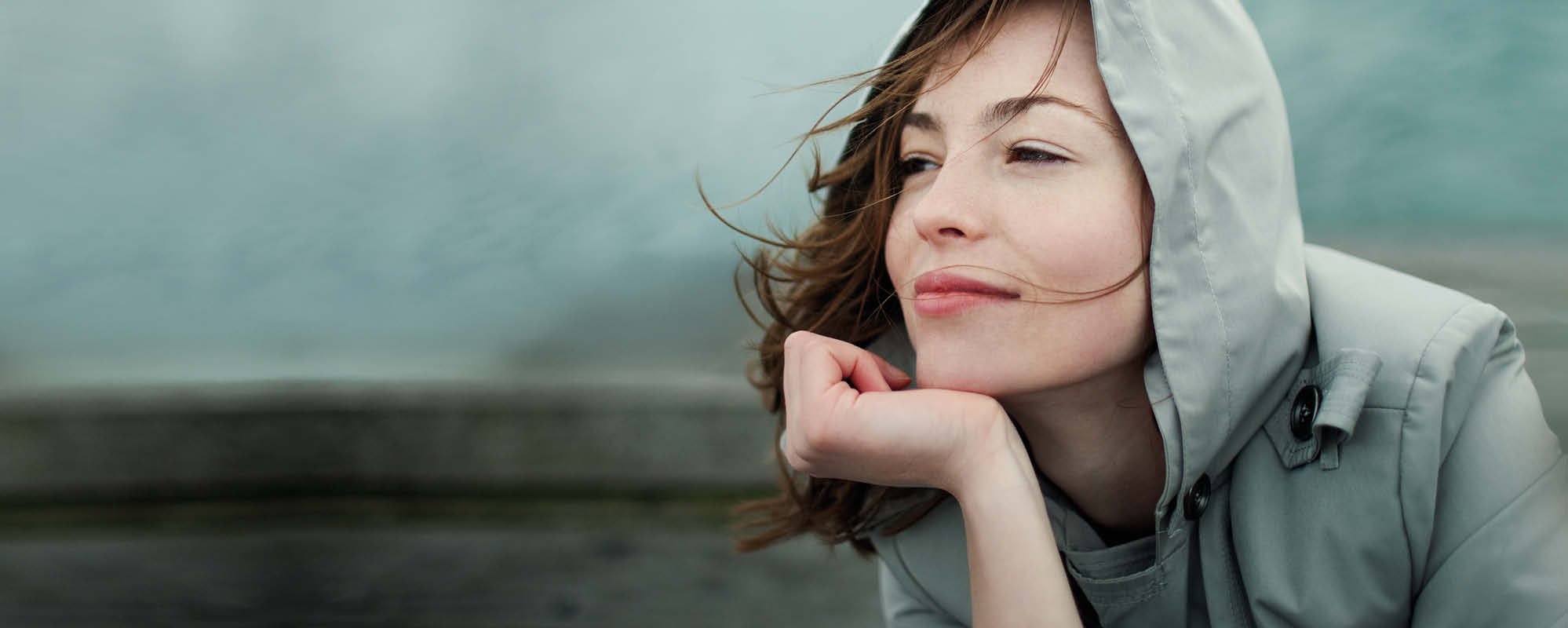 Frau mit trockener Haut im Winter