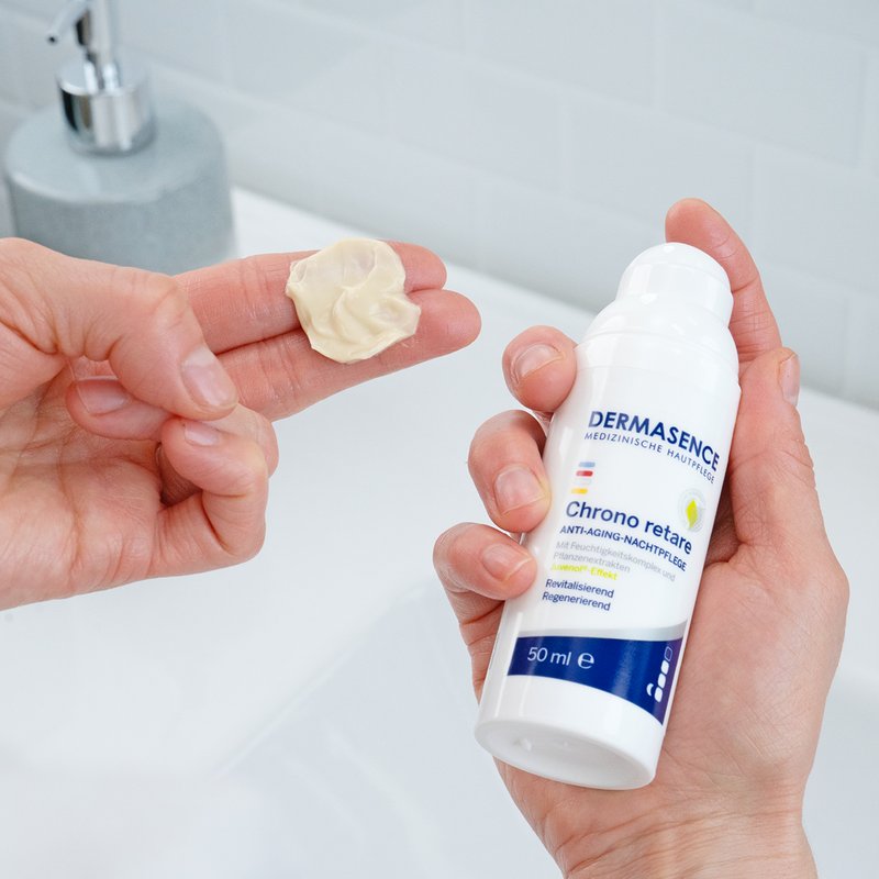 Foto von Händen, die die Textur des Produktes zeigen.