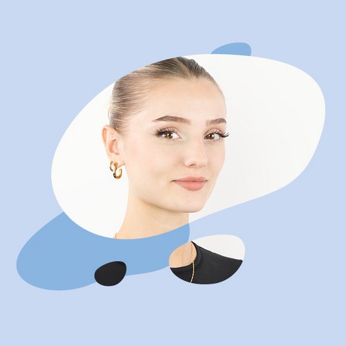 Lilly vor blauem Hintergrund