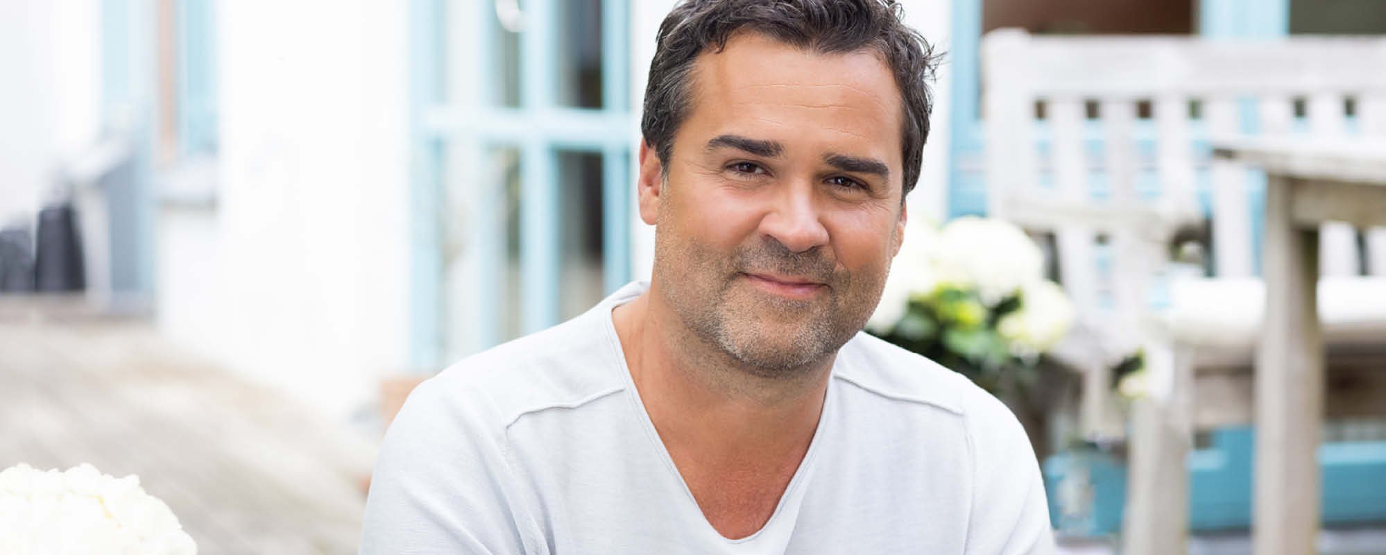 Dunkelhaariger, lächelnder Mann