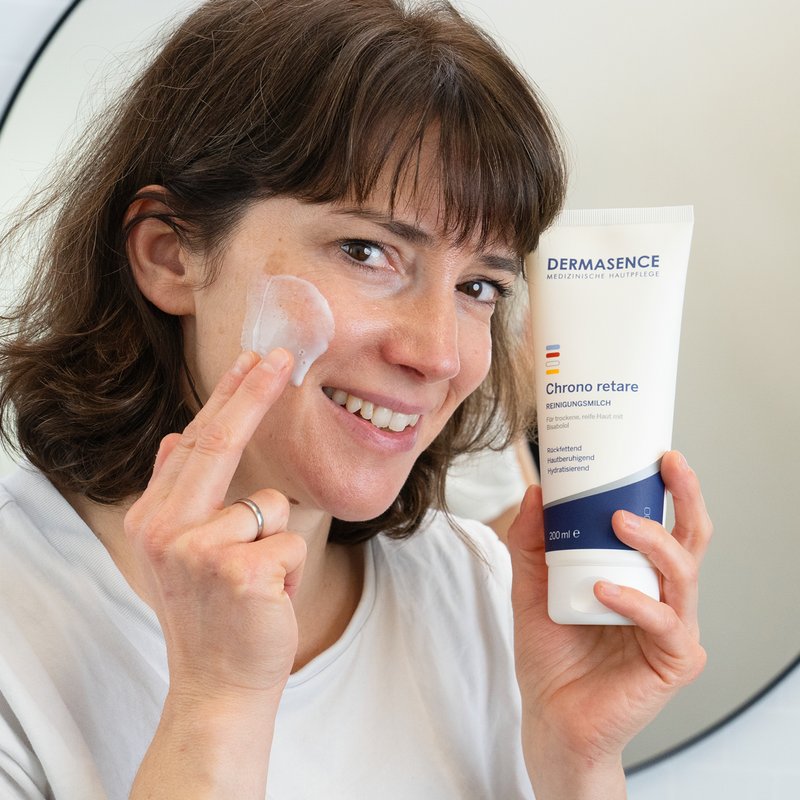 Foto einer Frau, die das Produkt anwendet. 