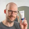 Mann mit dem Produkt in der Hand