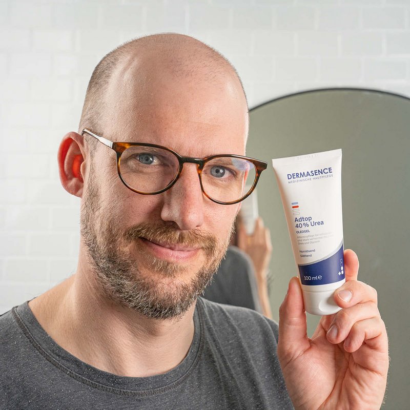 Mann mit dem Produkt in der Hand