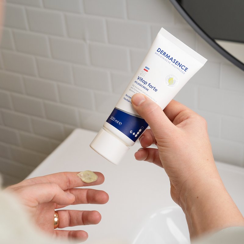 Foto von Händen, die die Textur des Produktes zeigen.