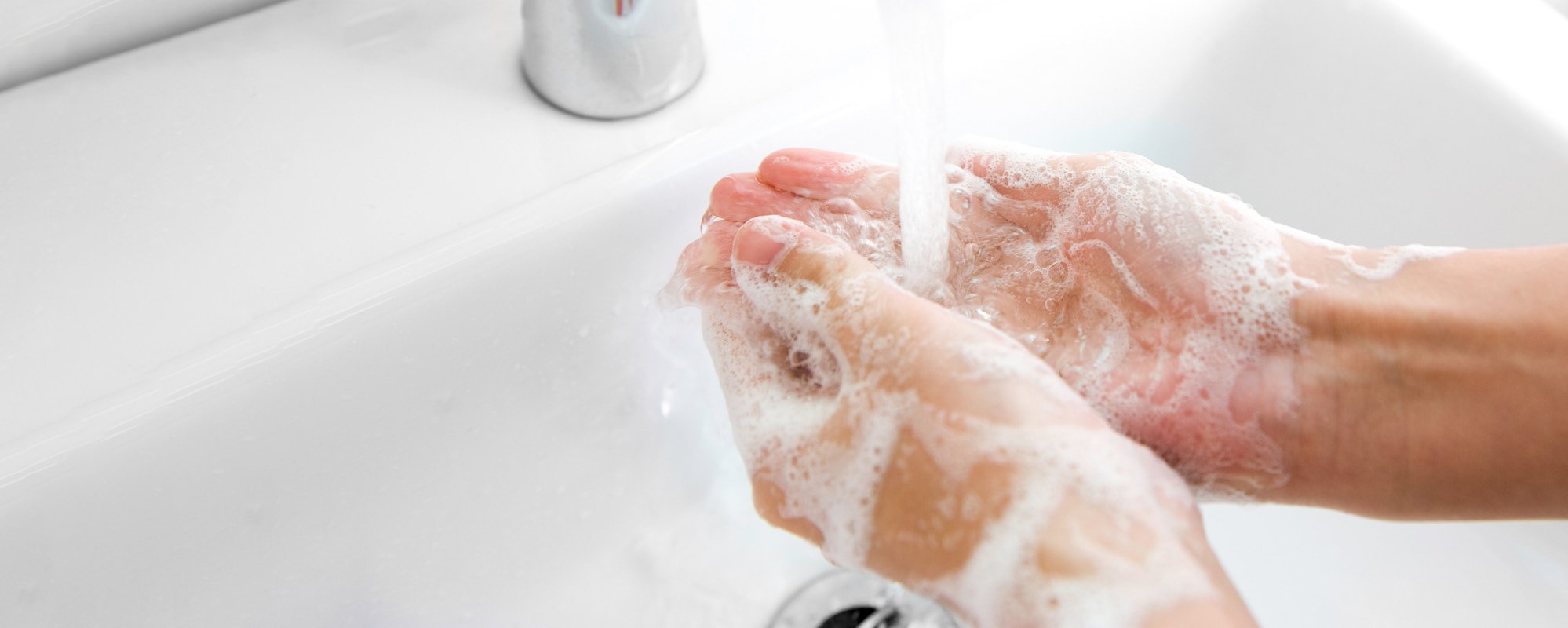 Person, die sich die Hände wäscht
