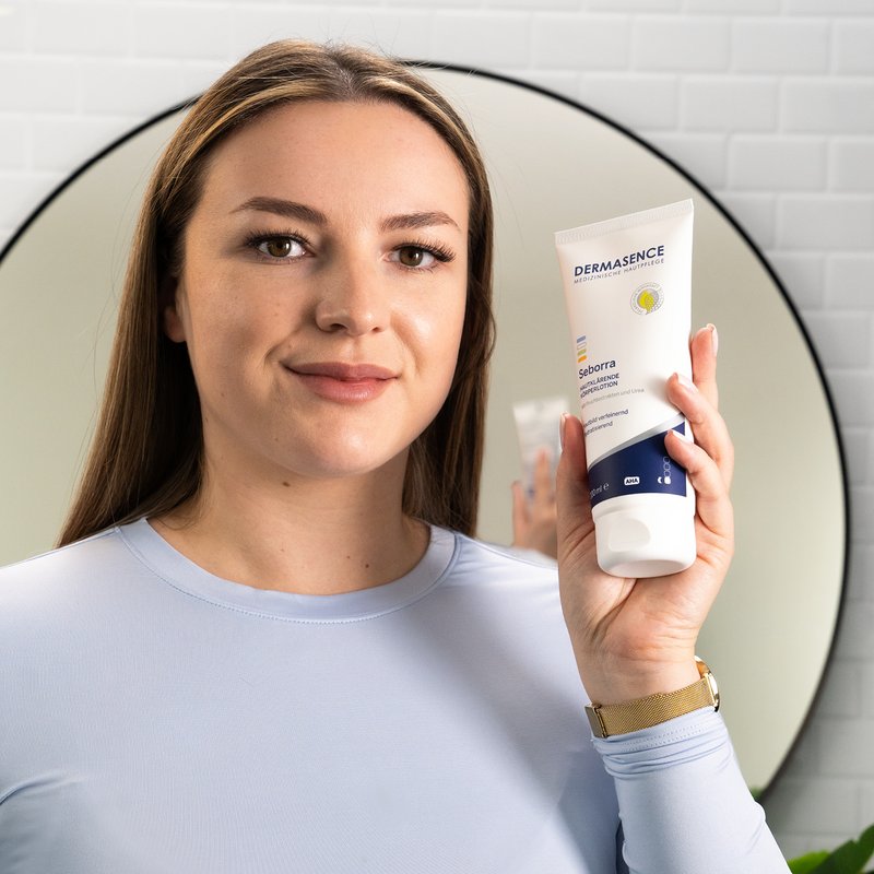 Foto einer Frau, die das Produkt anwendet.