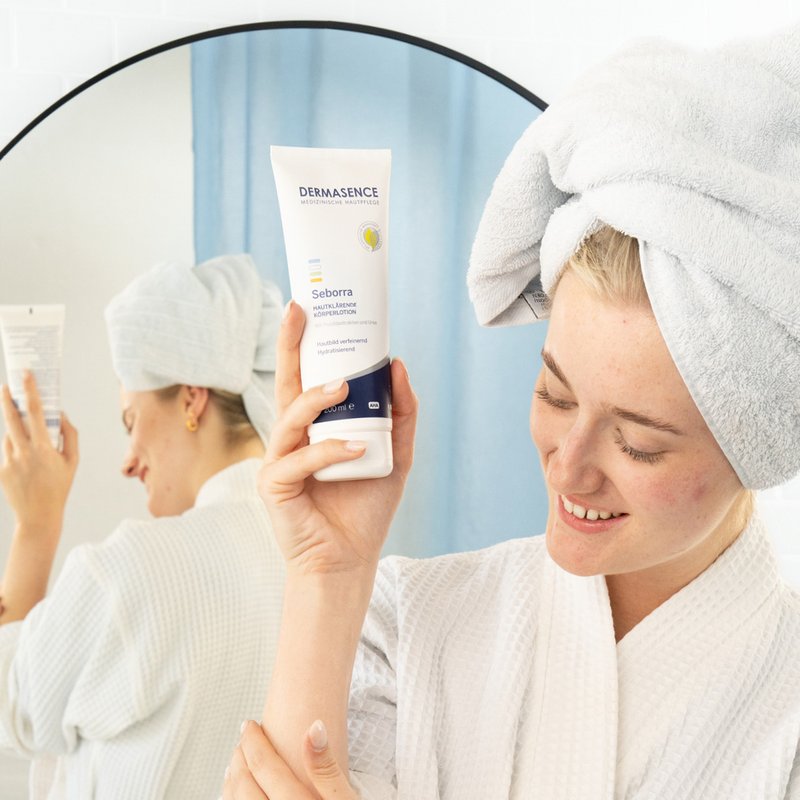 Foto einer Frau, die das Produkt anwendet.