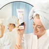 Foto einer Frau, die das Produkt anwendet.
