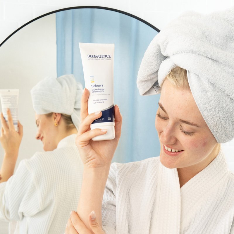 Foto einer Frau, die das Produkt anwendet.