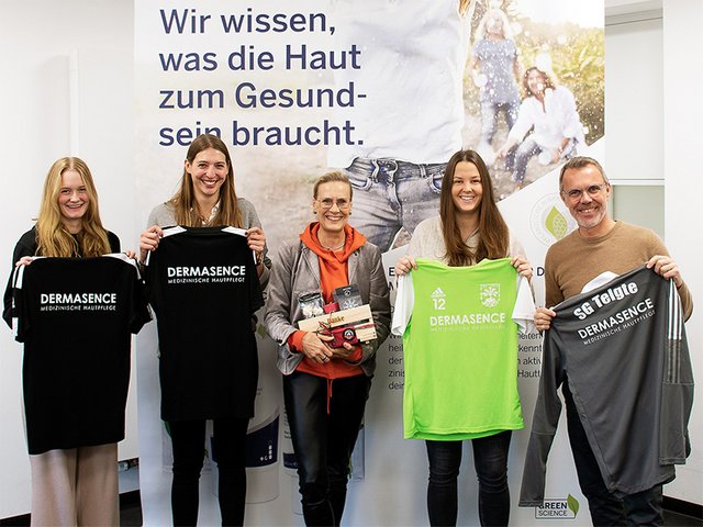 Vertreter*innen SG Telgte 1. Damenmannschaft bei der Trikotübergabe