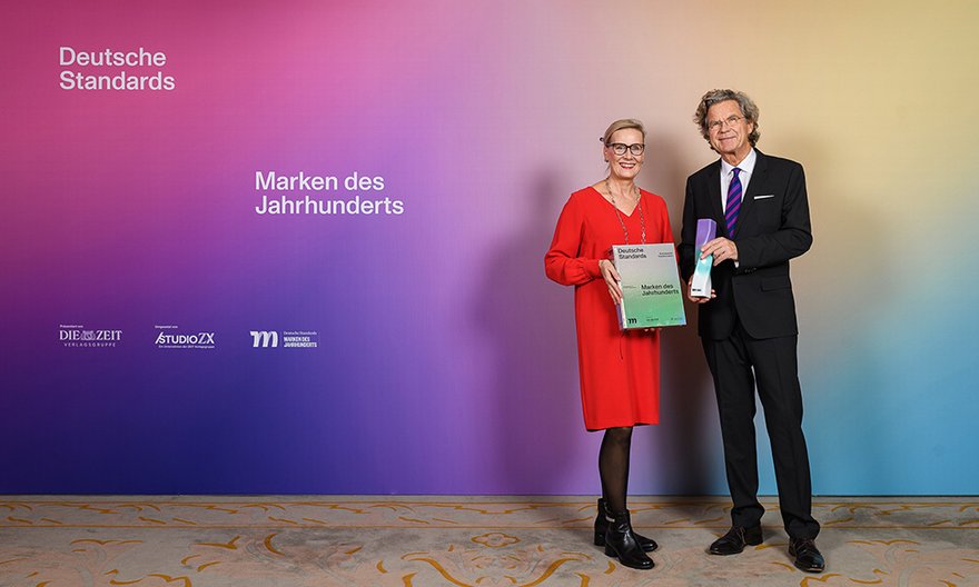 DERMASENCE CMO G. Hams-Weinecke nimmt Auszeichnung entgegen