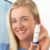 Foto einer Frau, die das Produkt anwendet.