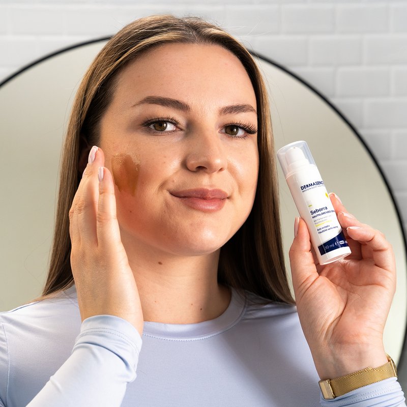 Foto einer Frau, die das Produkt anwendet.