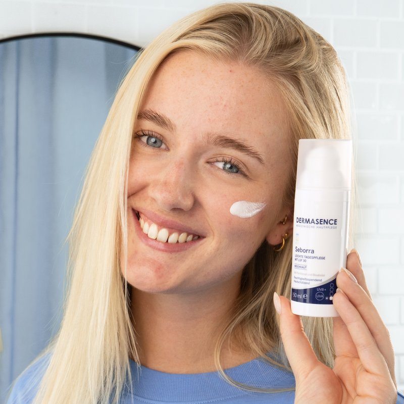 Foto einer Frau, die das Produkt anwendet. 