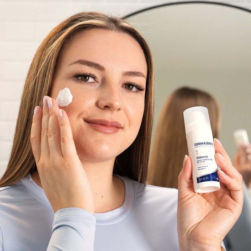 Foto einer Frau, die das Produkt anwendet. 