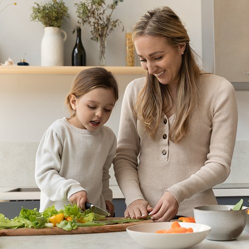 Frau und Kind kochen zusammen