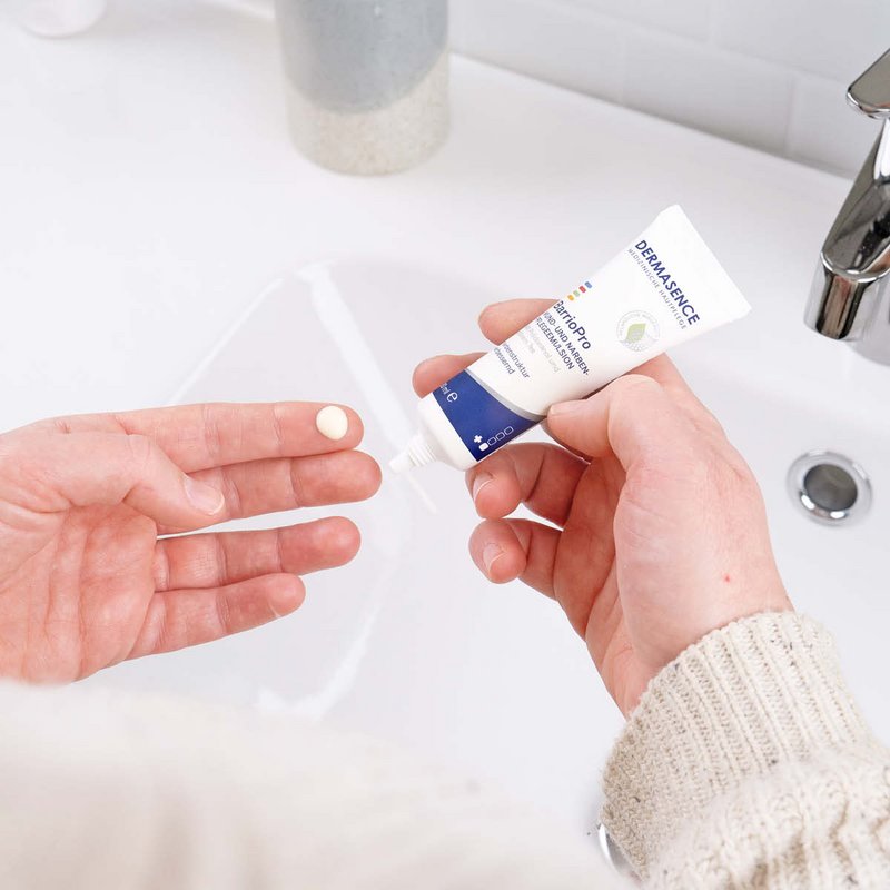 Foto von Händen, die die Textur des Produkts zeigen.