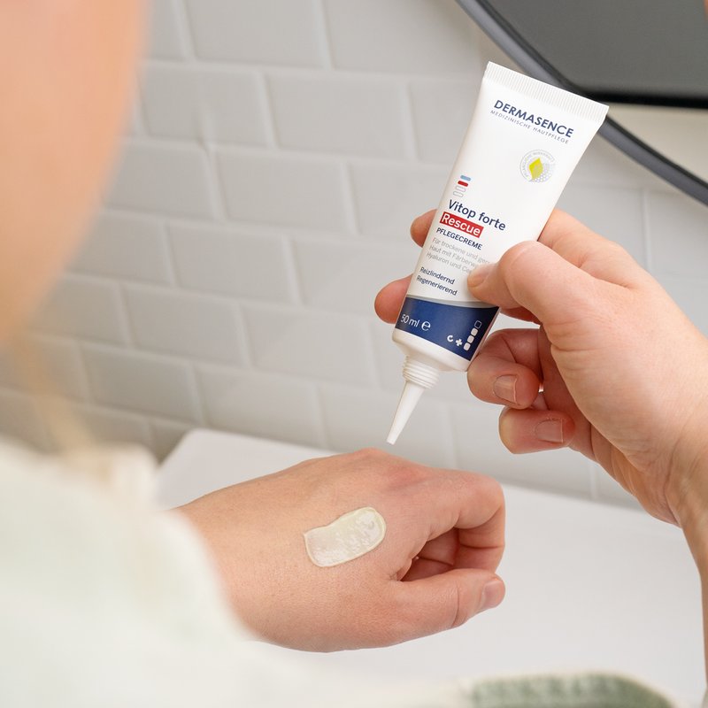 Foto von Händen, die die Textur des Produktes zeigen.