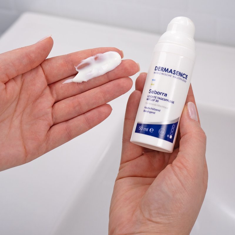 Foto von Händen, die die Textur des Produktes zeigen.