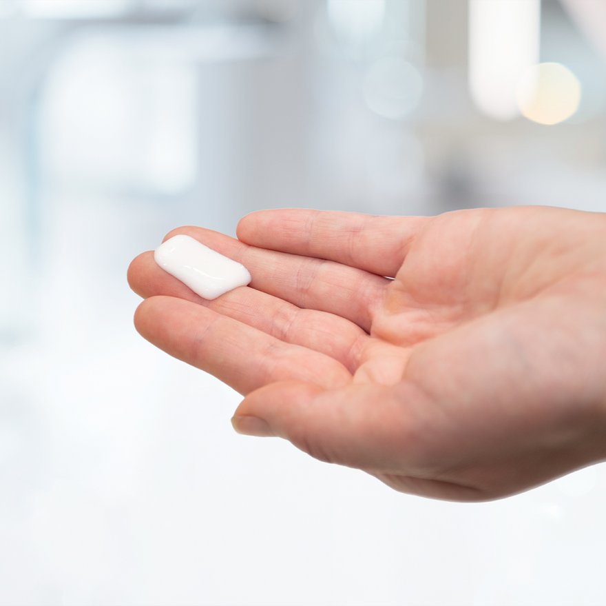 Anti-Aging-Creme auf einer weiblichen Hand