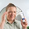 Foto einer Frau, die das Produkt anwendet.