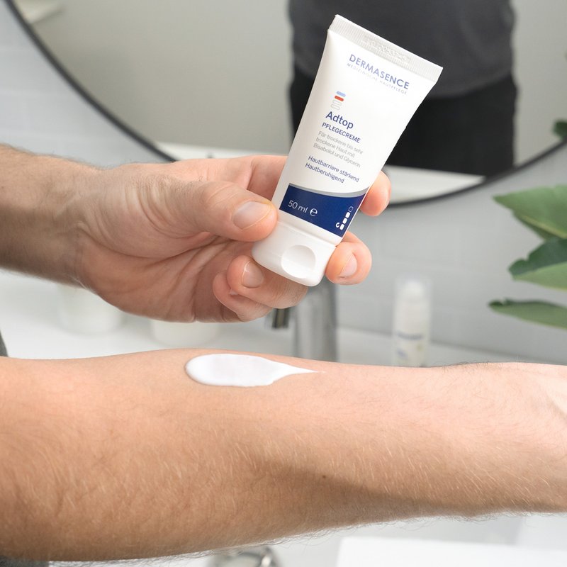 Foto von einem Arm, der die Textur des Produktes zeigen.