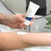 Foto von einem Arm, der die Textur des Produktes zeigen.