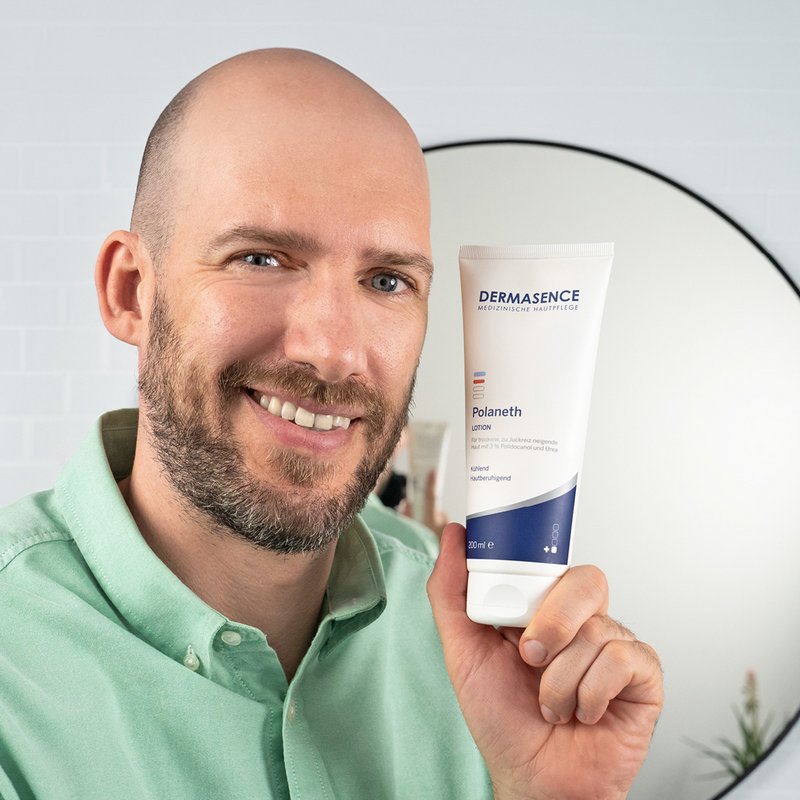 Foto eines Mannes, der das Produkt anwendet.