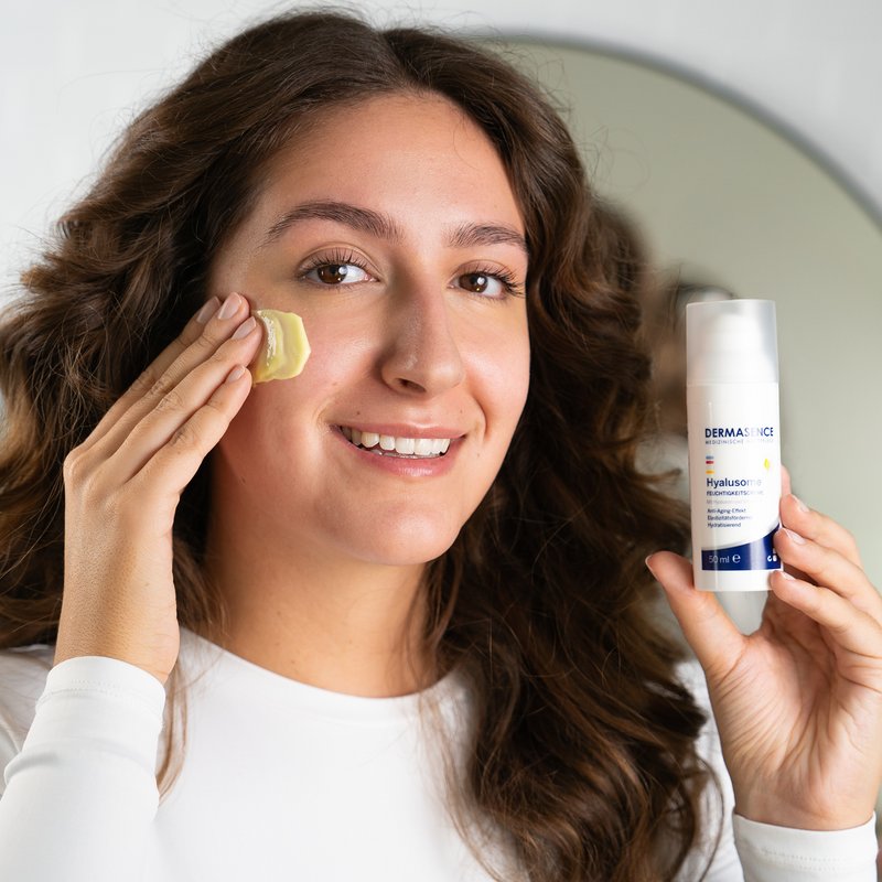 Foto einer Frau, die das Produkt anwendet. 