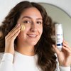 Foto einer Frau, die das Produkt anwendet.