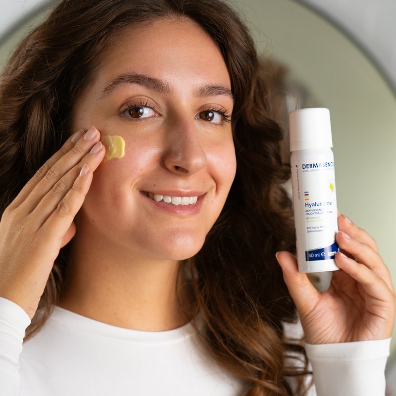 Foto einer Frau, die das Produkt anwendet.