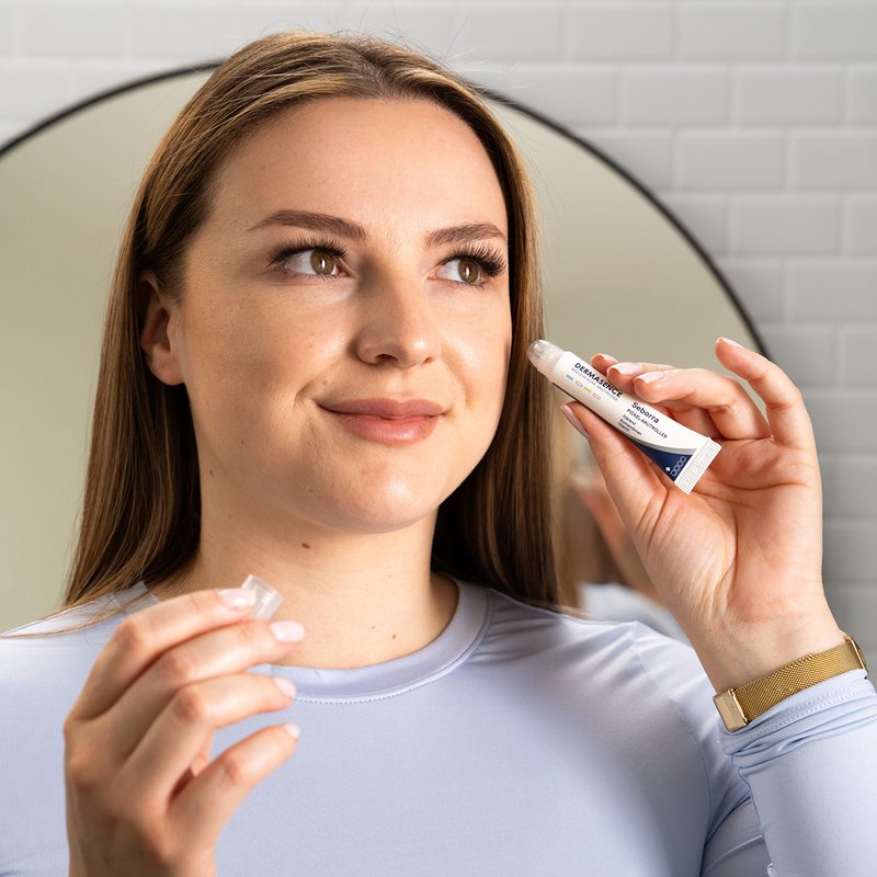 Foto einer Frau, die das Produkt anwendet.