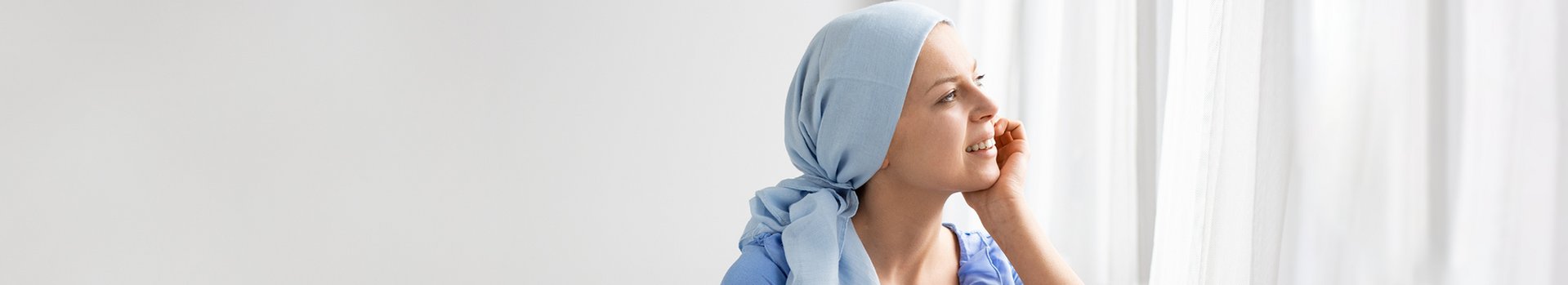 Krebsbehandlungen als Grund für Hautveränderungen Frauen halten sich bestärkend die Hände