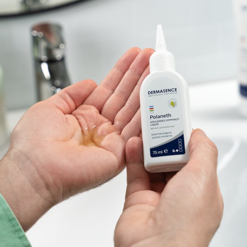 Foto von Händen, die die Textur des Produkts zeigen.